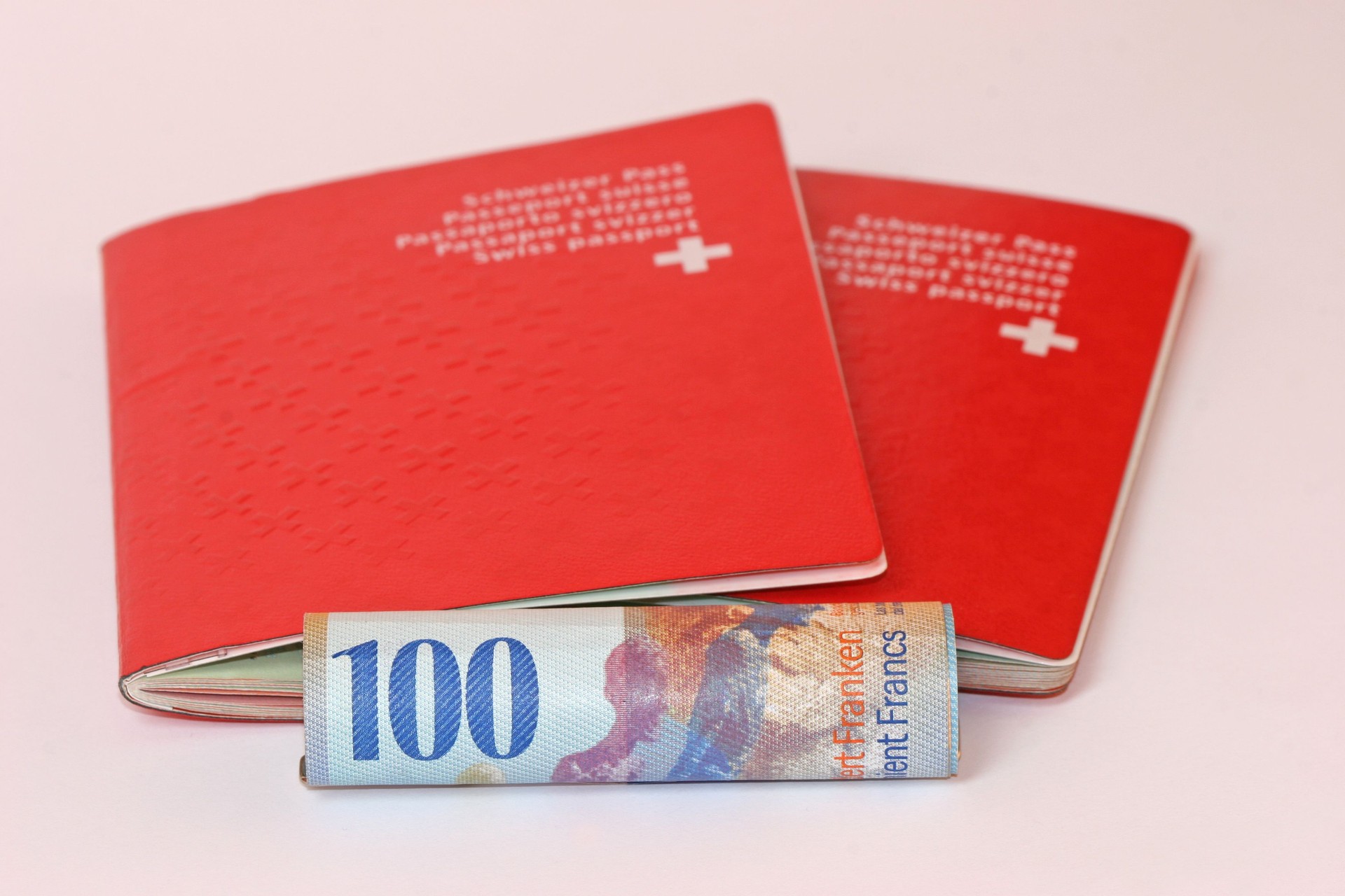 Zwei Schweizer Reisepass mit Geld