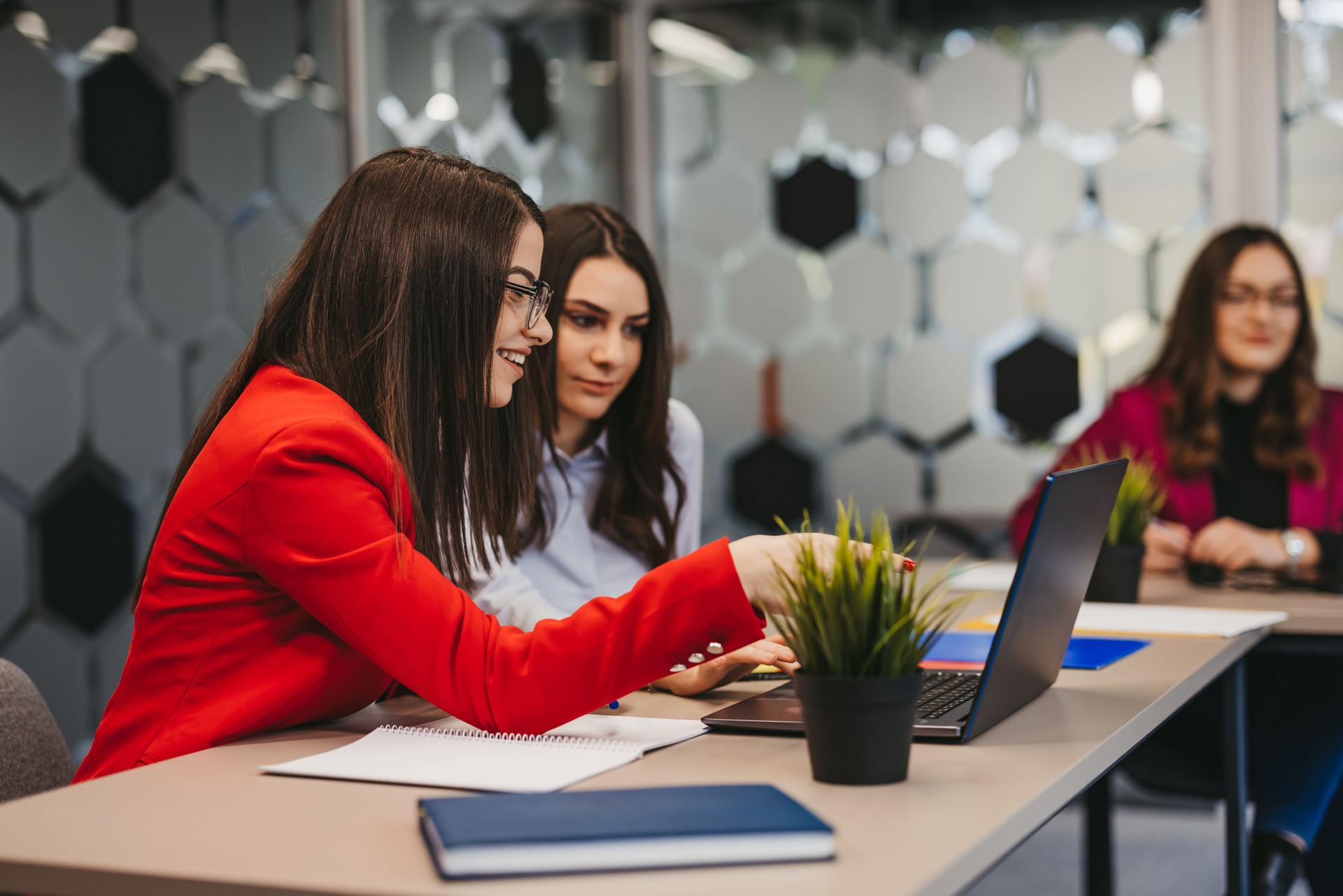 Junge Geschäftsfrauen, die in einem modernen Büro arbeiten