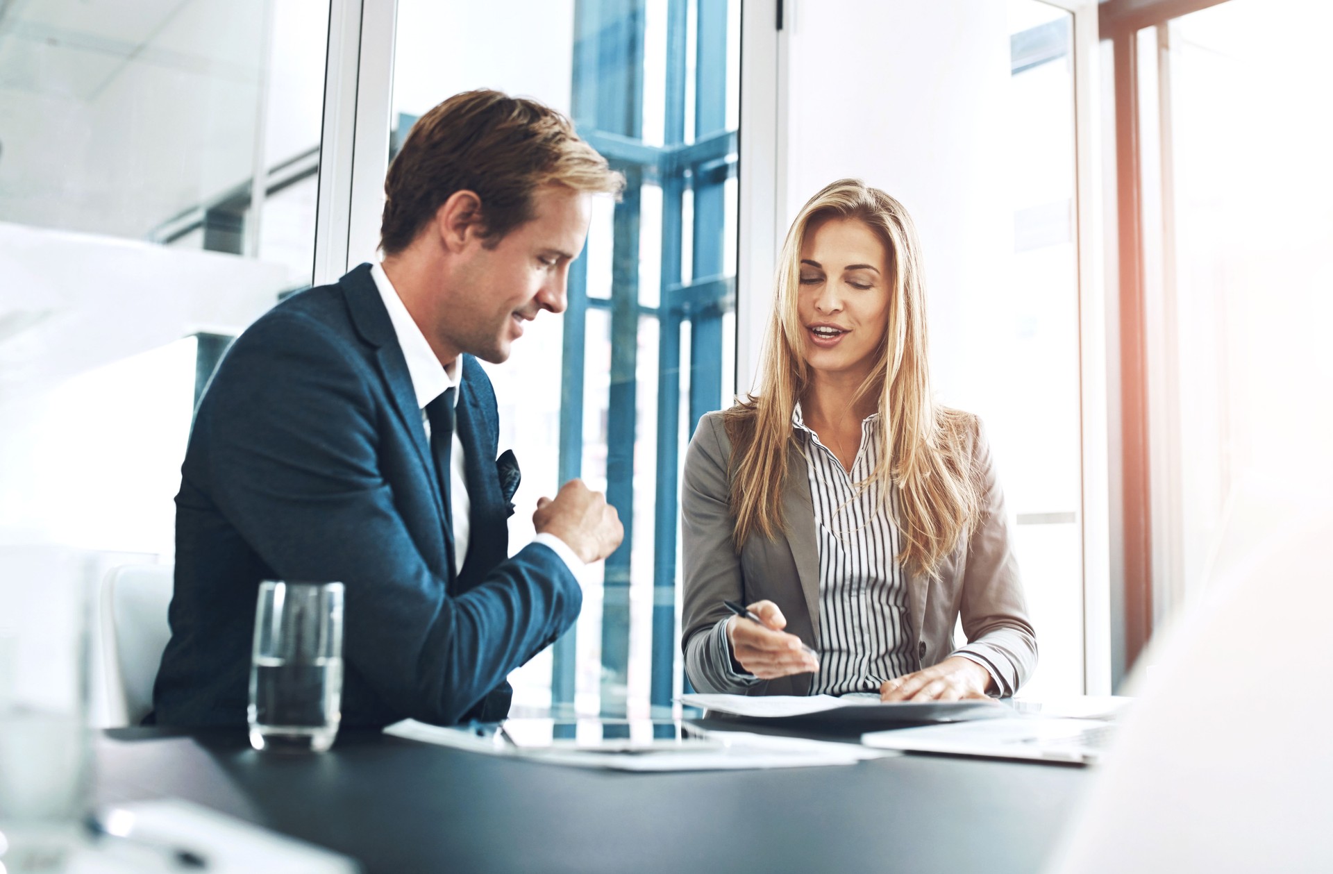 Mann, Finanzberater und Tisch mit Papierkram zur Diskussion, Vertrag oder Versicherungsvertrag. Dokumente, Beratung oder Maklerin im Büro für Investitionen, Geschäfte oder Treffen am Schreibtisch mit dem Kunden