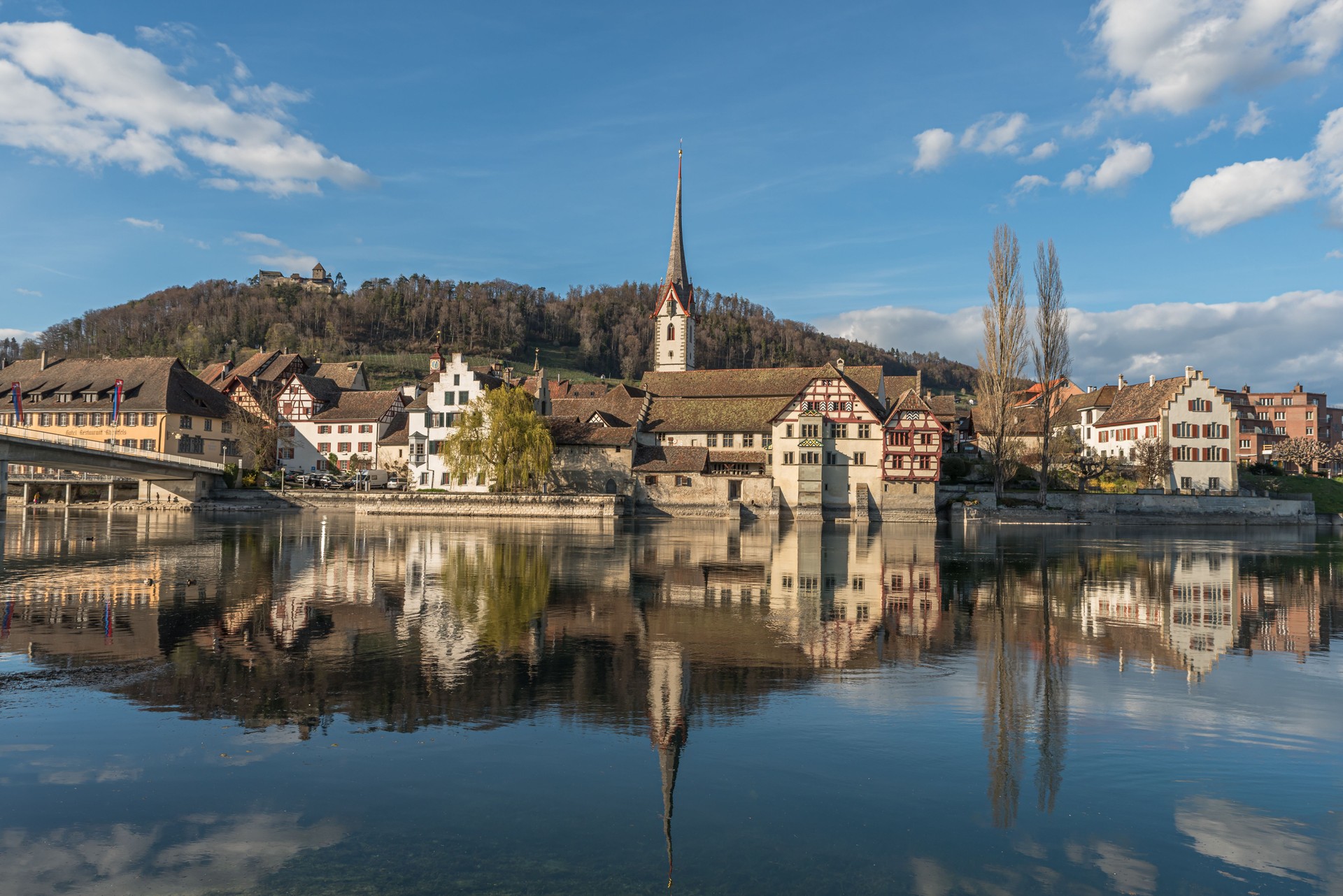 Blick über den Rhein auf die mittelalterliche Altstadt von Stein am Rhein, Kanton Schaffhausen, Schweiz